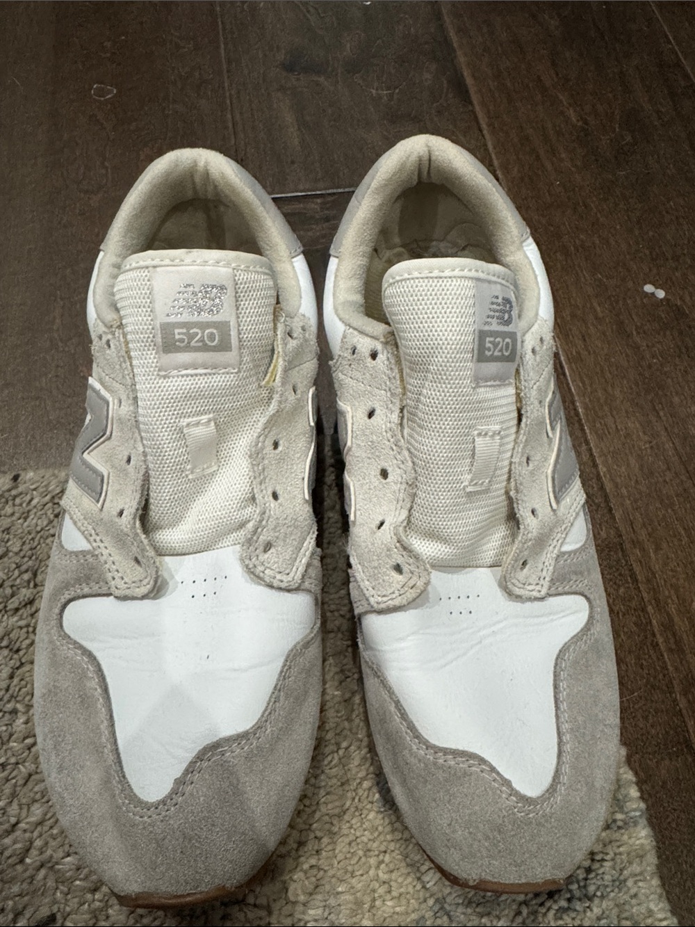 New Balance 520 Wimen’s Sneakers in White and Light Gray. No laces.